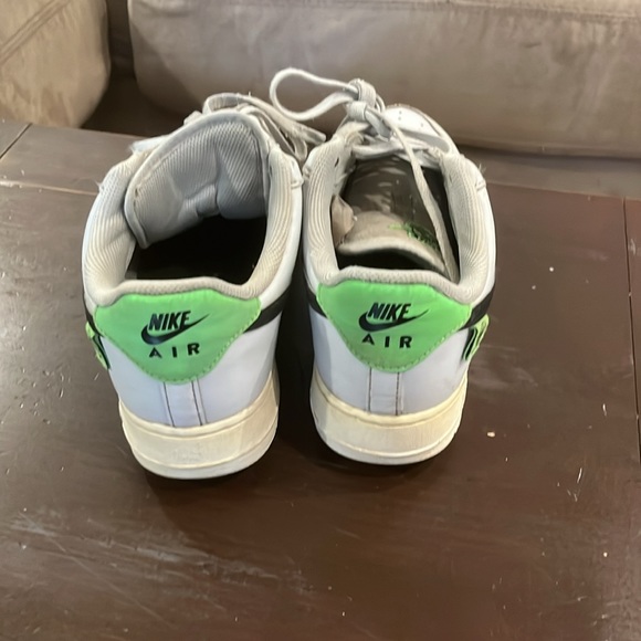 Nike used kicks size worn off men’s 7.5 used needs a good cleaning - Picture 2 of 3